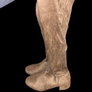 -Soft thigh high above the knee brown boots 
-Brand: ROUGE
-Size 8.5